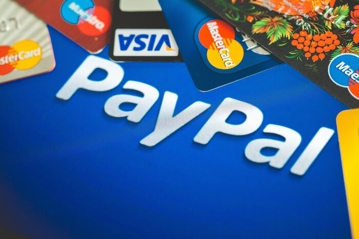 PayPal Logo umringt von Zahlungskarten