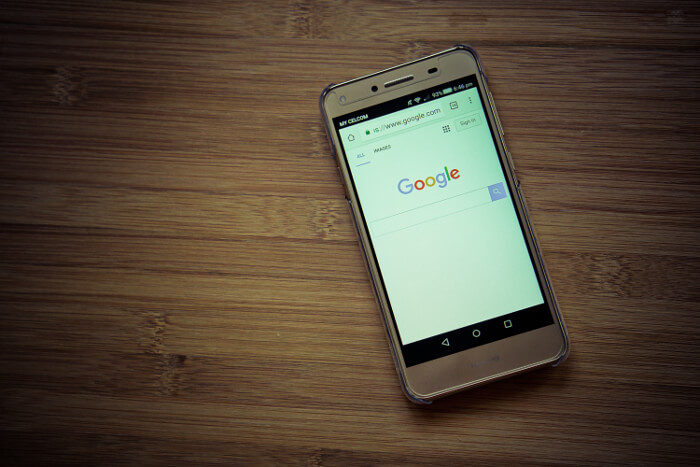 Google-Logo auf Smartphone-Display