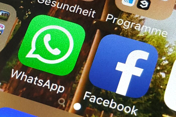 Apps von Facebook und WhatsApp auf Handyscreen