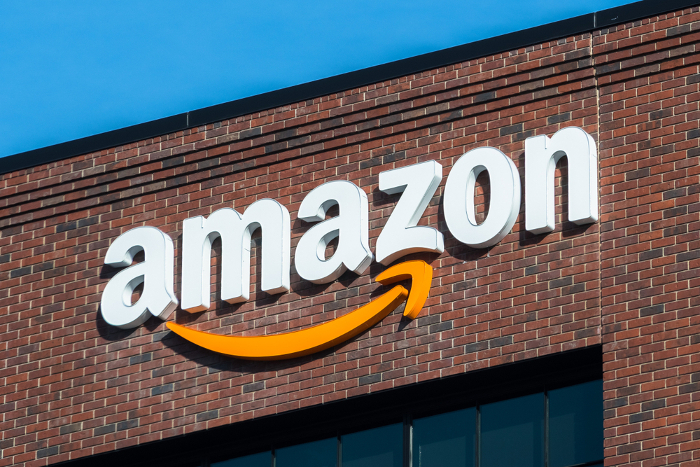 Amazon-Logo an Hauswand