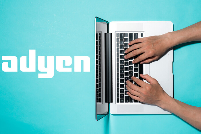 Laptop und Adyen-Logo