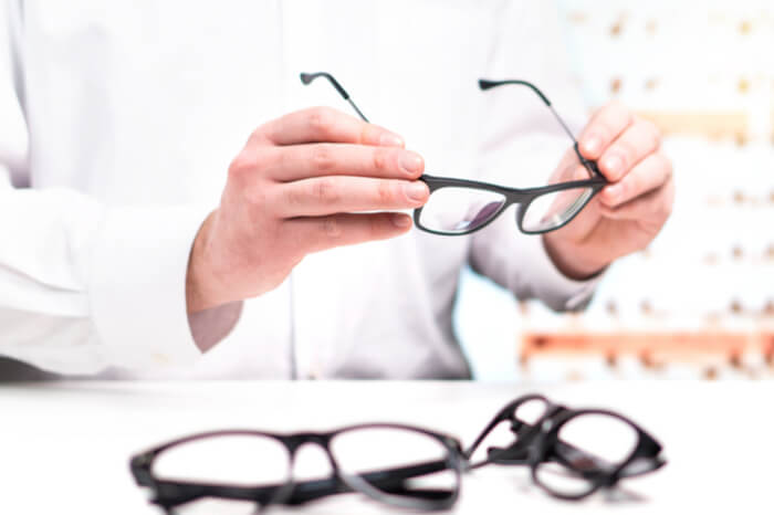 Optiker mit Brille