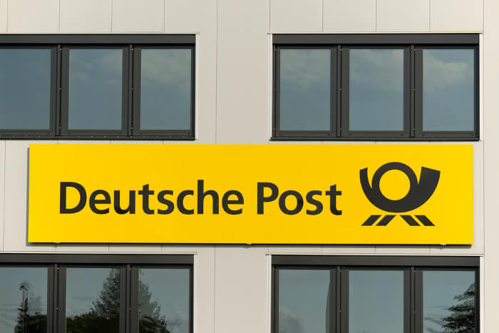Schriftzug der Deutschen Post auf einer Hauswand