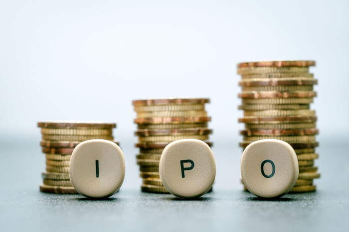 IPO vor Münzenstapel