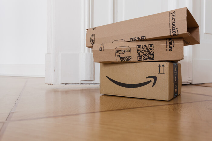 Amazon-Pakete liegen übereinander gestapelt