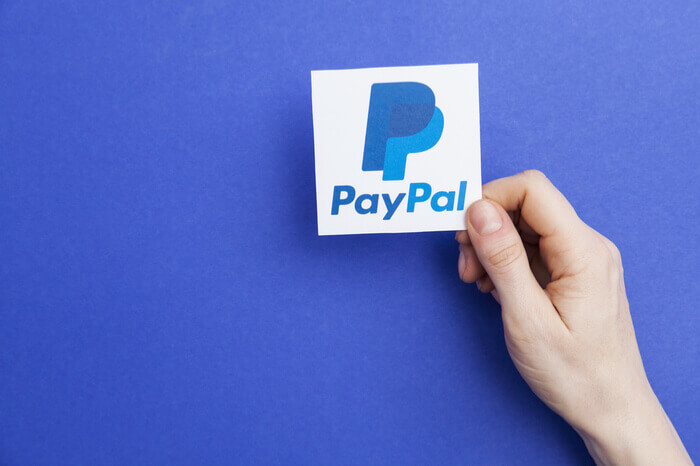 PayPal Logo vor blauem Hintergrund