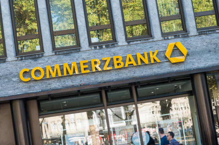Commerzbank-Logo an einer Filiale