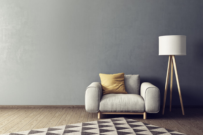 Möbel-Arrangement: Sessel auf Teppich mit Lampe