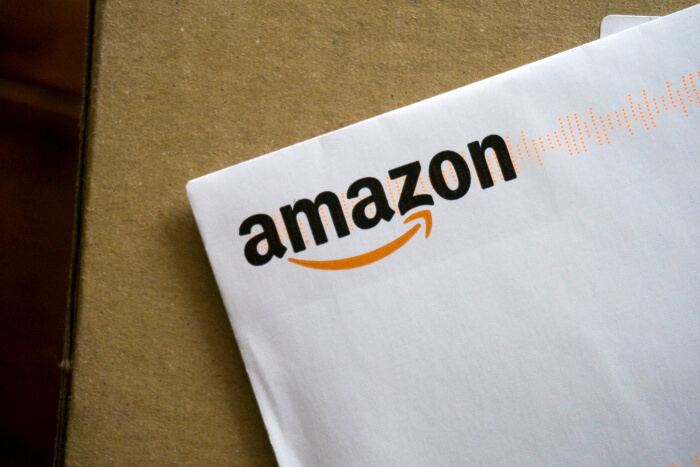 Amazon Logo auf einem Briefumschlag