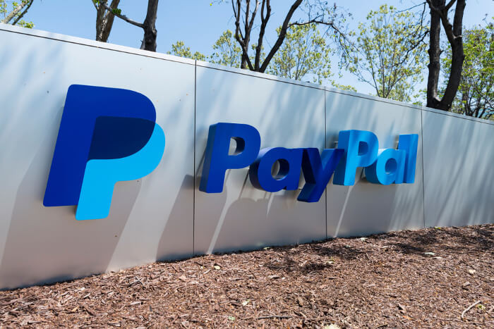 PayPal-Logo an einer Hausmauer
