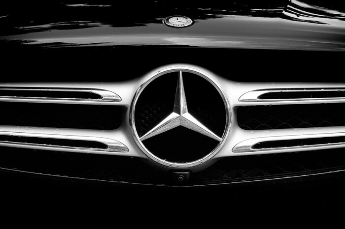 Mercedes-Logo an einem Auto