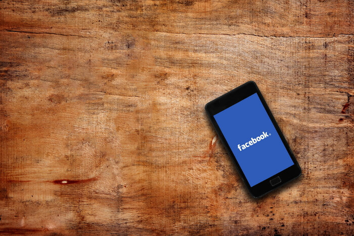 Smartphone mit Facebook-Logo auf dem Screen