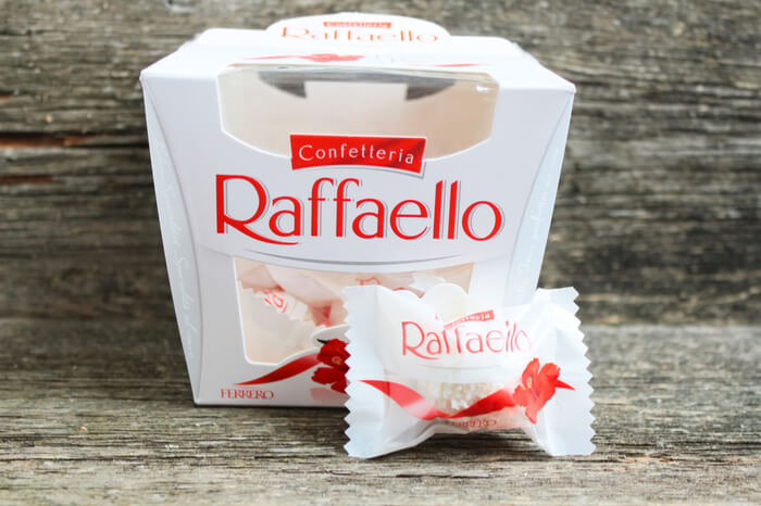Packung Raffaello vor Holzhintergrund