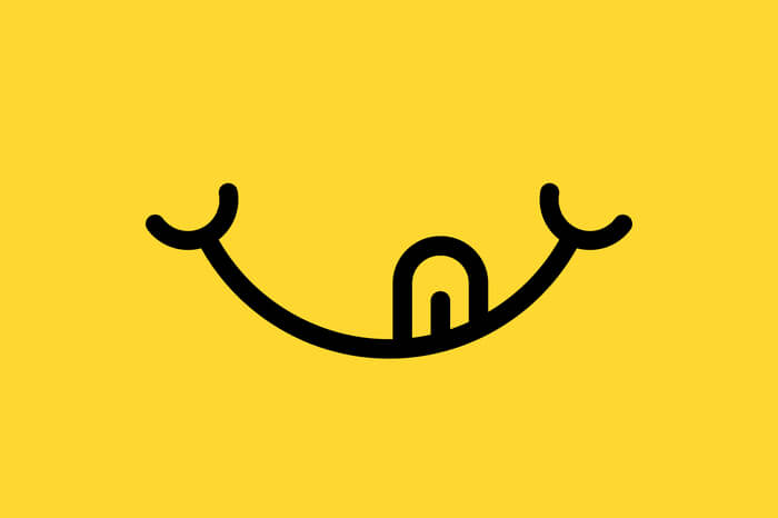 Essendes Smiley-Gesicht vor gelben Hintergrund
