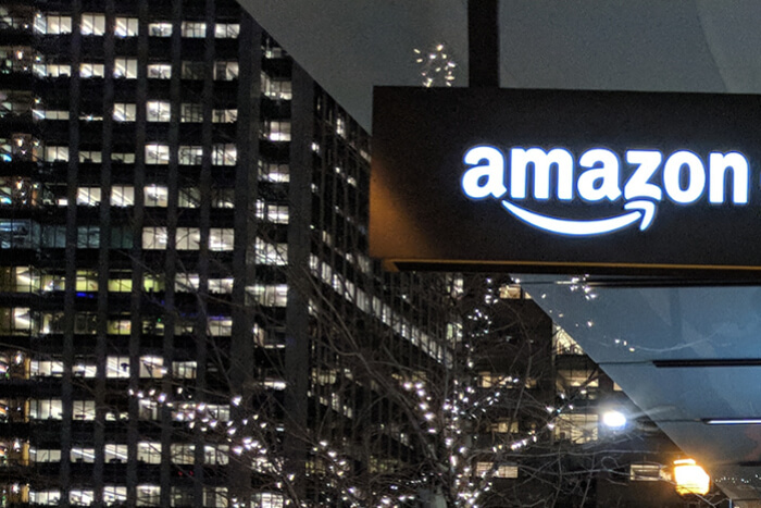 Amazon-Logo vor stationärem Geschäft