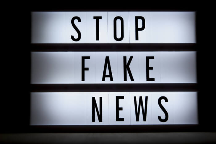 Schild Stop Fake News