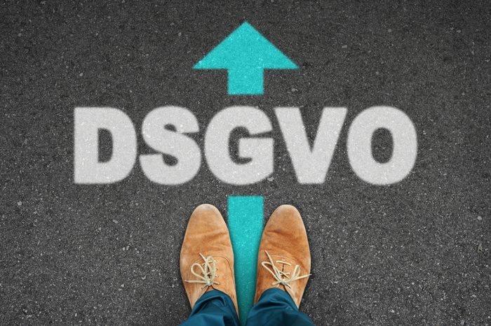 Straßenbeschriftung DSGVO mit Pfeil und Schuhen