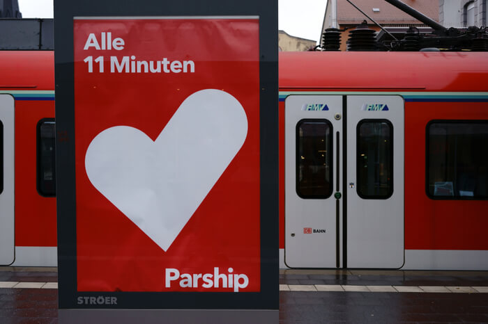 Parship-Werbeplakat vor Zug