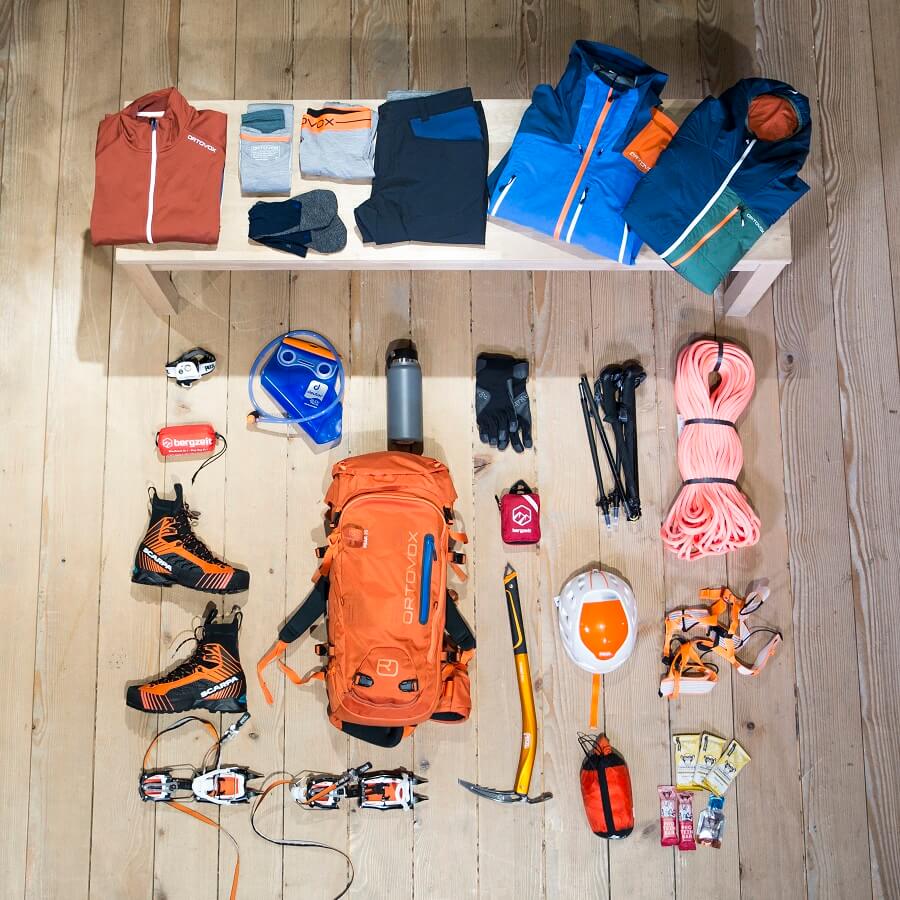 Ausrüstung für eine mehrtägige Bergwanderung / Bild: Bergzeit