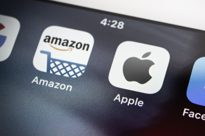Amazon und Apple Icon auf einem Smartphone
