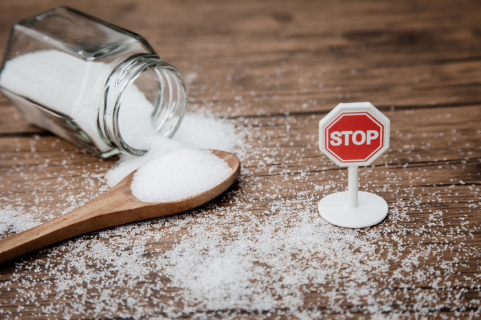 Zucker auf Tisch mit Stopp-Schild