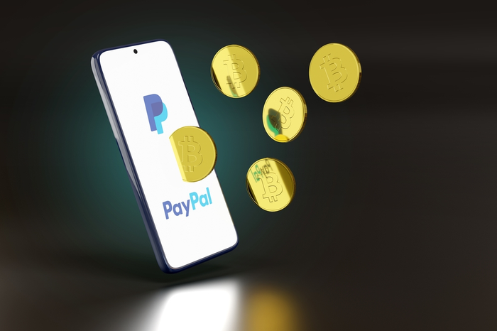 Smartphone mit Paypal, Münzen fliegen 
