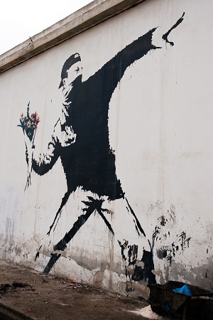 Banksys Love is in the air ist jetzt auch Kryptokunst (VanderWolf Images / Shutterstock.com)