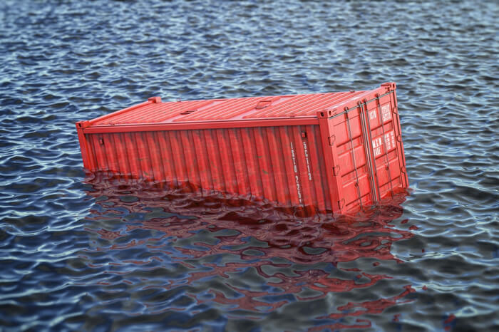 Frachtcontainer schwimmt im Wasser