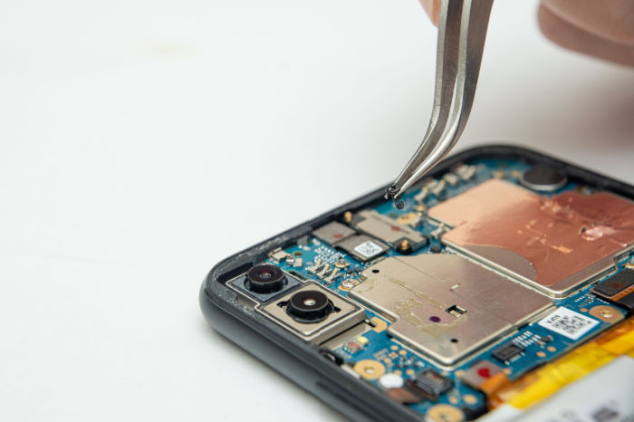 Techniker repariert Smartphone