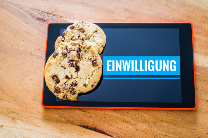 Kekse auf Tablet-PC neben Schriftzug "Einwilligung"