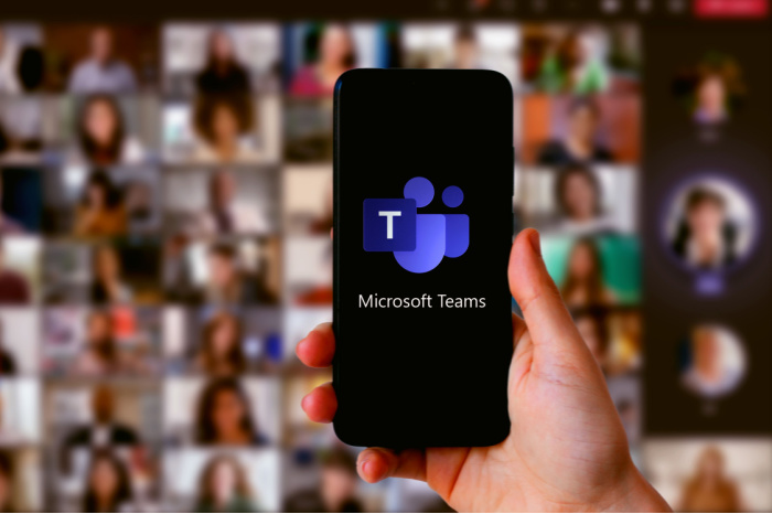 Smartphone mit Teams-App vor Videokonferenz