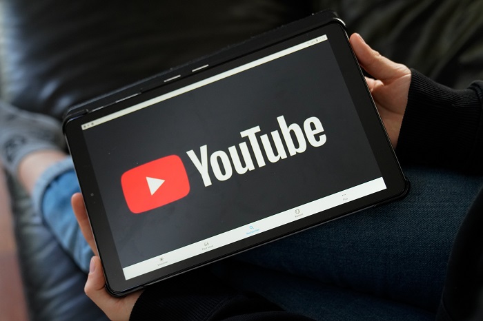 YouTube-Logo auf Tablet
