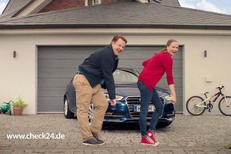 Check24-Werbung: Mann und Frau tanzen vor einem Auto