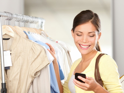 Frau, Shopping mit Handy