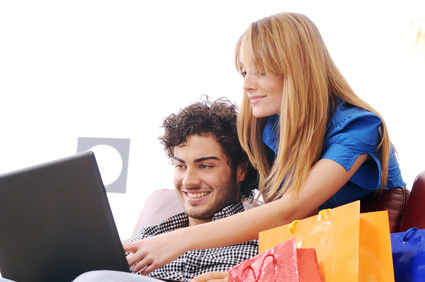 Online-Shopper mit Einkaufstaschen