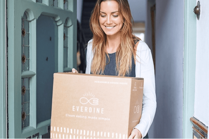 Frau mit Everdine-Paket