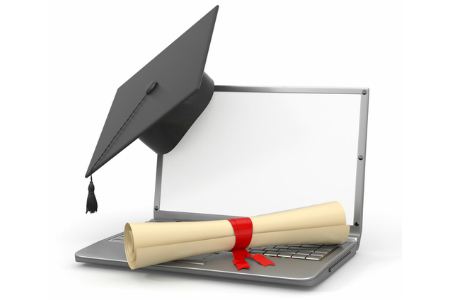 Laptop mit Diplom und Diplomhut