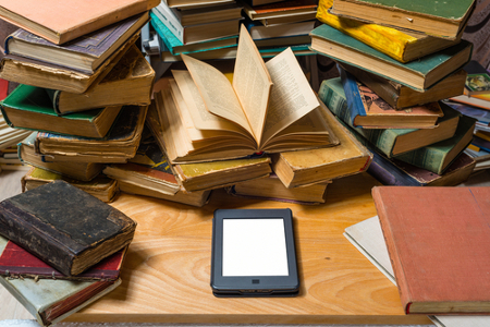E-Reader und alte Bücher