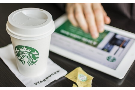 Starbucks Kaffee und Tablet