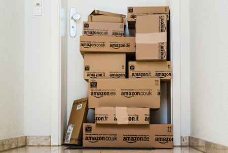 Amazon Kartons vor einer Wohnungstür