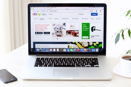 Ebay-Website auf Laptop 