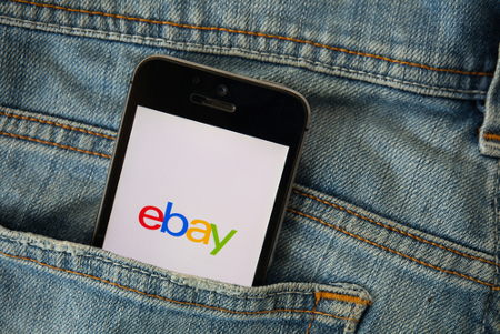 Smartphone mit Ebay-Logo
