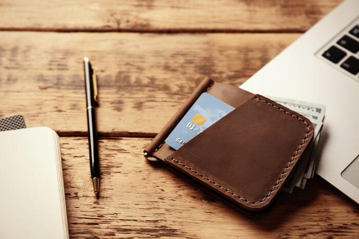bezahlung im Online-Handel: Brieftasche auf Laptop