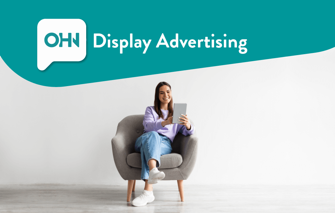 Display Advertising: Person schaut auf Tablet