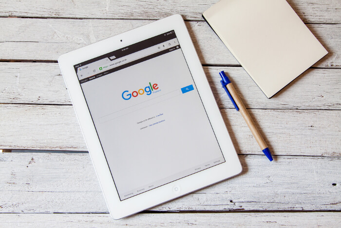 Google-Logo auf Tablet-Bildschirm