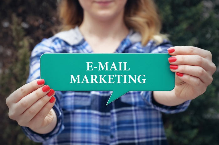 Lady mit E-Mail-Marketing-Schild