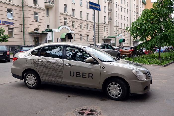 Uber-Schriftzug auf einem Auto