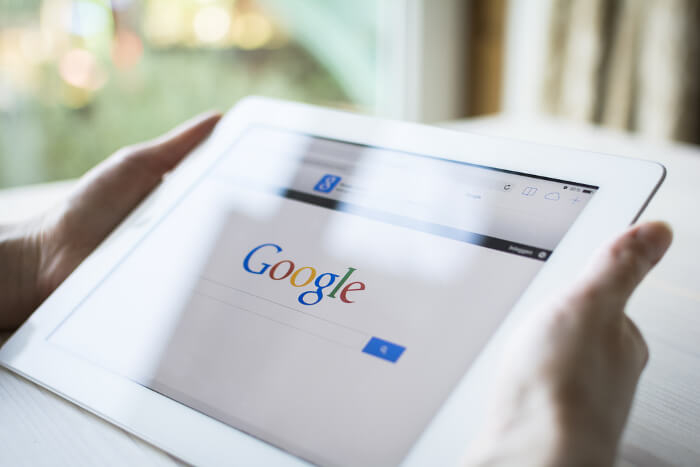 Google-Logo auf Tablet-Display