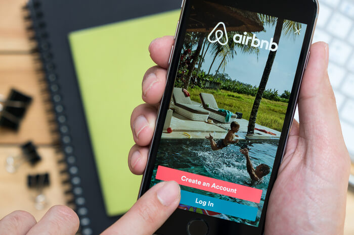 Airbnb-App auf einem Smartphone