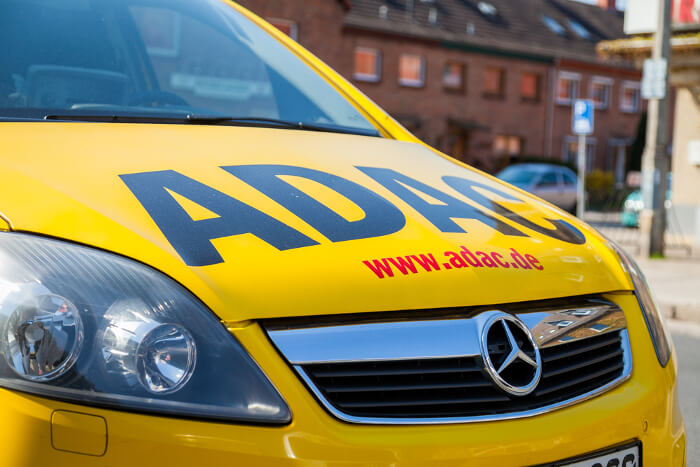 ADAC-Logo auf gelbem Auto